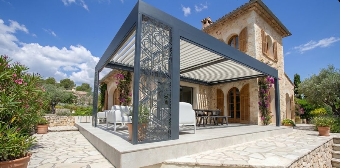 Pergola lames orientables avec claustra Art Déco